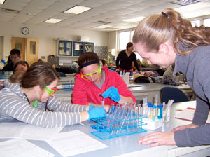 biology-students in lab